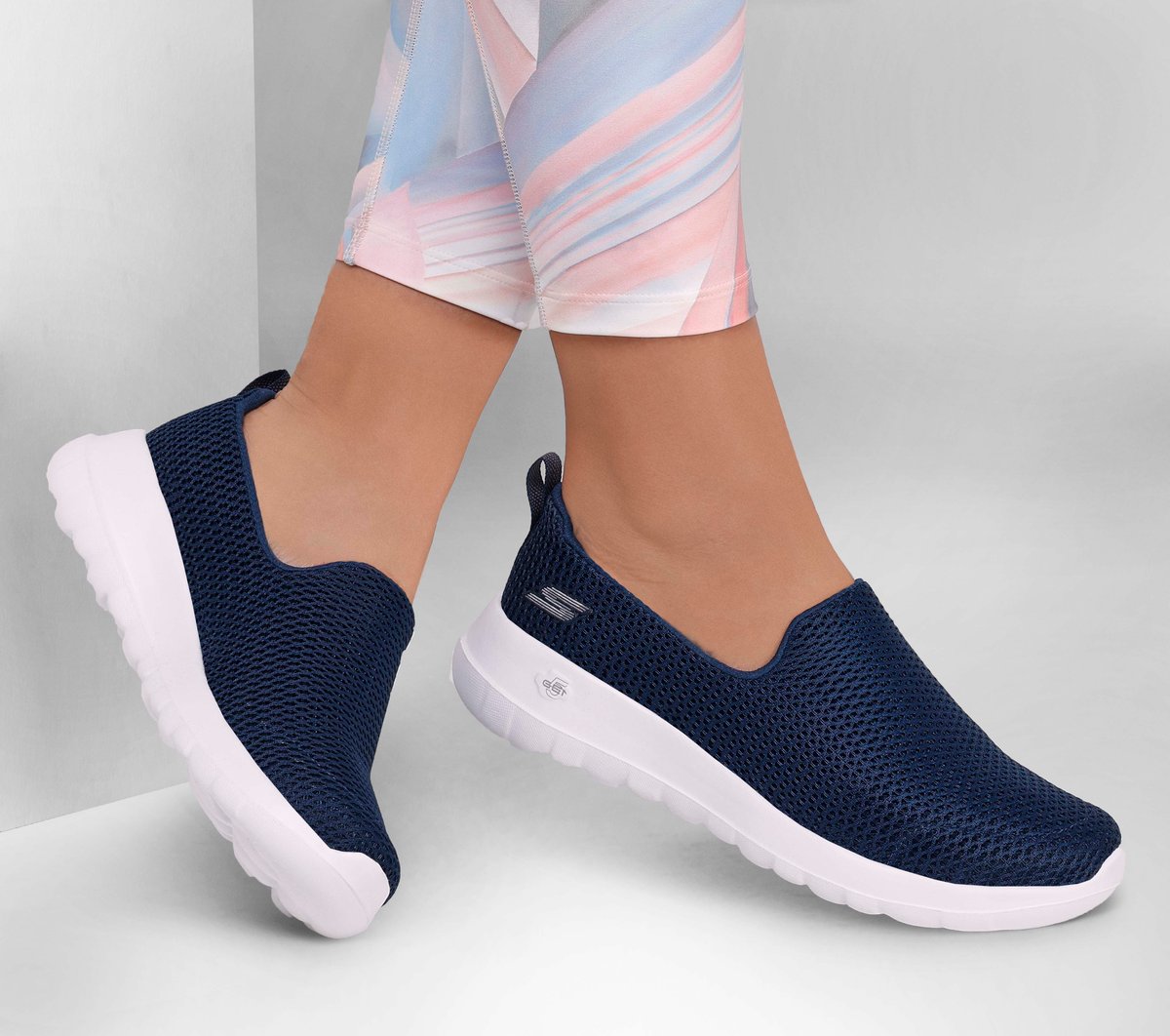 GO WALK JOY — NAVY / WHITE