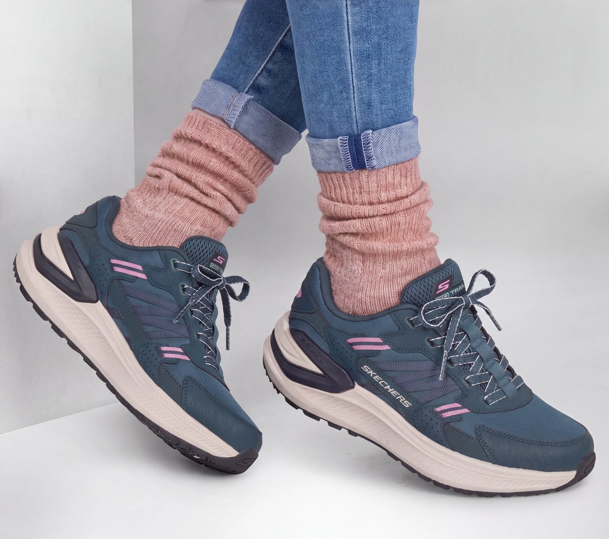 GO RUN Consistent Pro Trail — NAVY / PINK