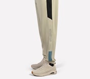 SKECHERS LIFESTYLE JOGGER, NATURAL/SILVER Apparel Right View