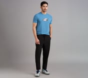 SKECHERS NEWSPRINT LOGO TEE, TAUPE/BLUE