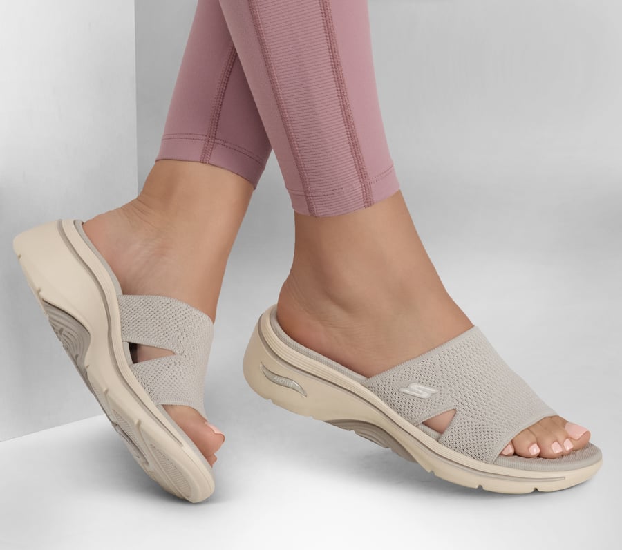 Skechers Arch Fit 2.0 Quick-Dry Slide Women's Sandals Taupe : 7 D - Wide