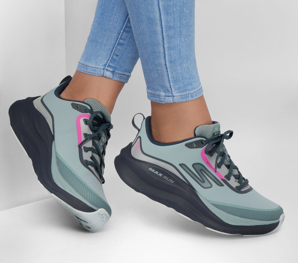 Skechers Waterproof: Max Cushioning Max Run - Vorteza Moyen Width en Gris Ardoise, Vegan
