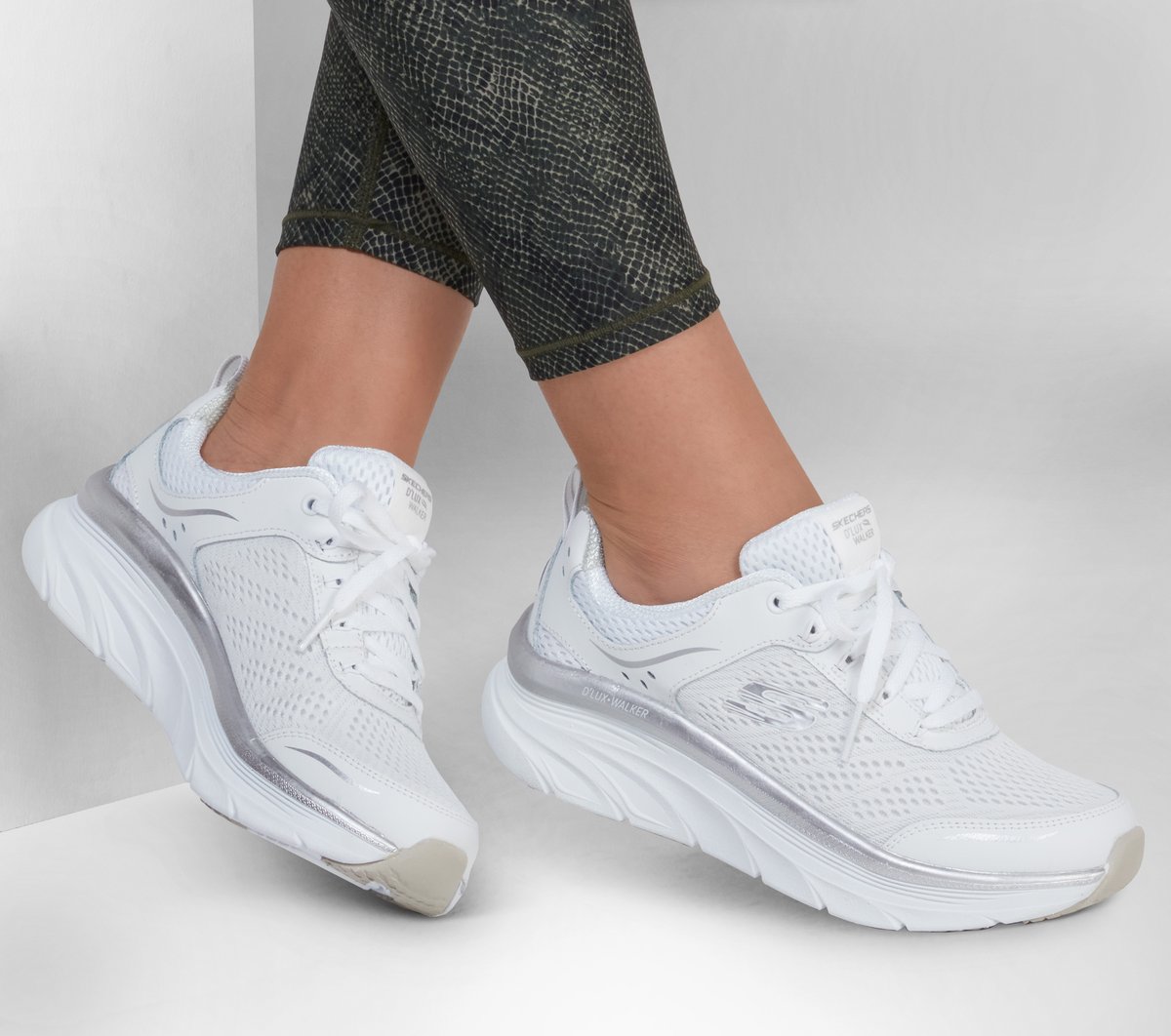 Skechers Donna Relaxed Fit: D'lux Walker - Infinite Motion Sneaker In Bianco/Argento, Taglia 35 - 2