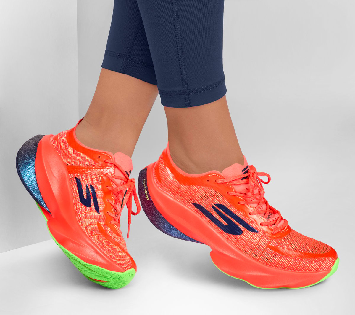 Skechers Aero Tempo Moyen Width en Corail, Vegan, Hyper Burst
