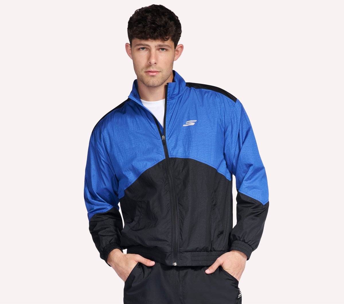 Skechers GO SHIELD Pace chaqueta en Negro, talla Media
