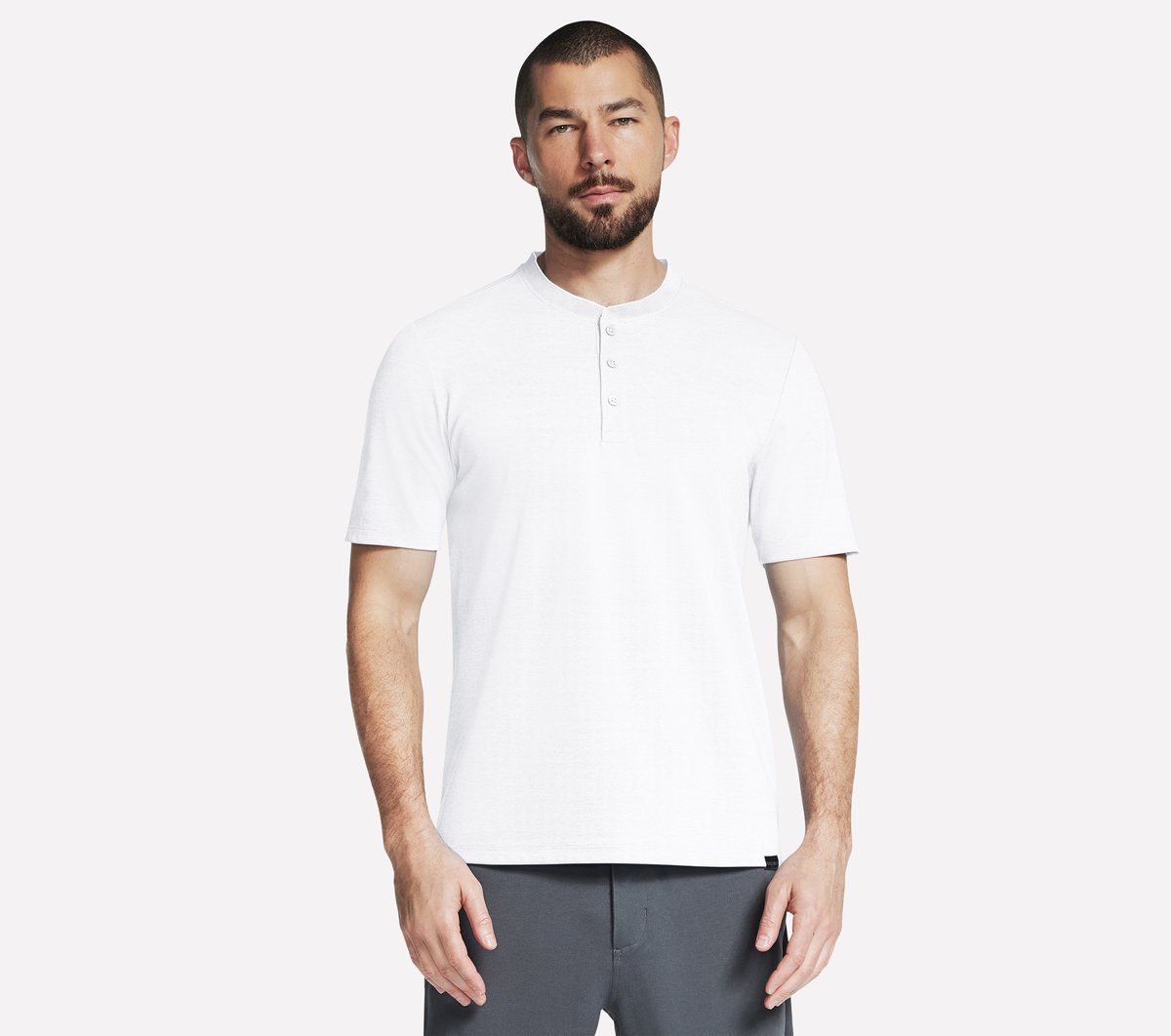 Skechers Off Duty pantalones cortos Sleeve Henley en Blanca, talla Media