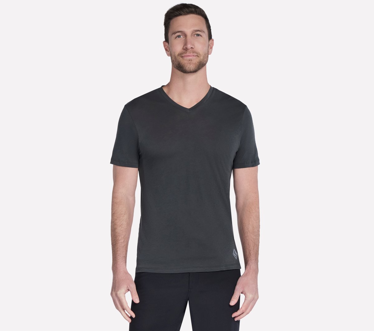 Skechers GO DRI Pima pantalones cortos Sleeve V-Neck en Marrón, talla Media